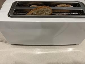 废面包二次利用之最快手的自制面包糠的做法 步骤1