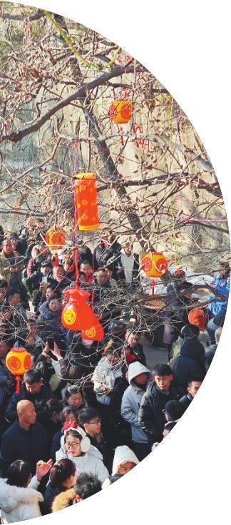春节期间,位于观军场村的青岩寺风景区游人如织。