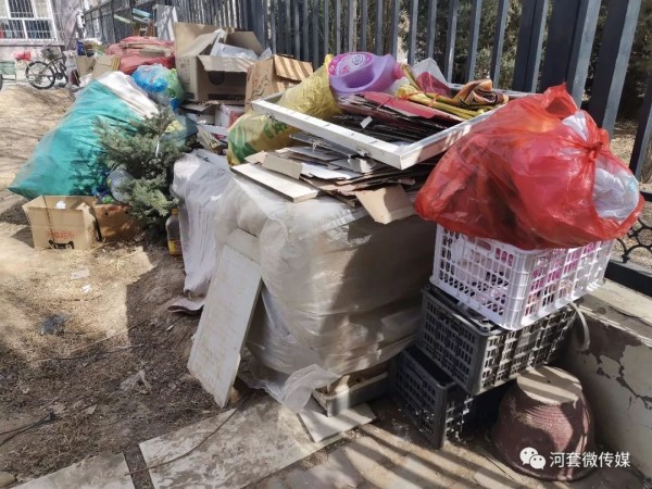 临河一小区内杂物乱堆乱放存在严重安全隐患