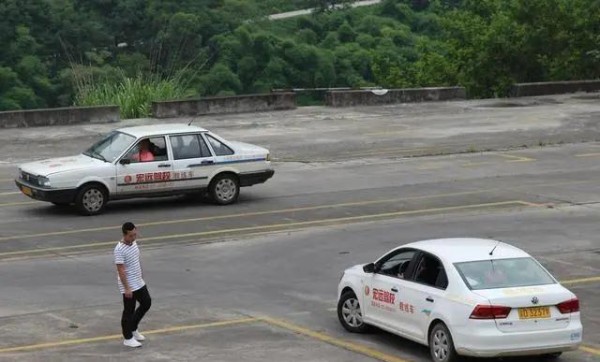 为什么驾照考试中，自认为不太聪明的人更容易通过？教练说出实情-有驾