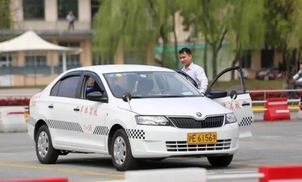 为什么驾照考试中，自认为不太聪明的人更容易通过？教练说出实情-有驾