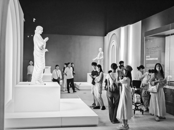 观众在湖南博物院欣赏“遇见庞贝:永恒之城”展