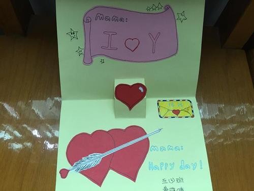 双双巧手忙制作张张贺卡凝祝福逸夫小学迎三八