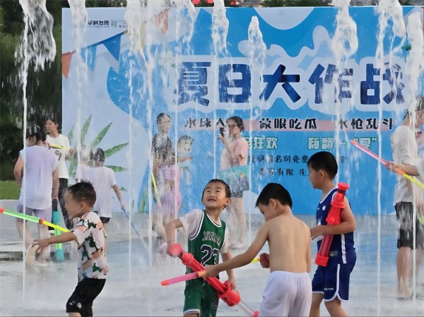 “夏日大作战”主题活动成为儿童的欢乐天地。翠屏区融媒体中心供图