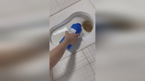 蹲坑管道有几厘米的厚垢使用炳熔剂清洗轻松去除水泥一样坚硬结石