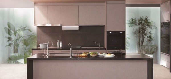Panasonic 的 L-CLASS 日本進口廚具，讓親子能在餐廚空間共處用餐，甚至一起烹飪，既安心又促進好感情(圖片提供 Panasonic)