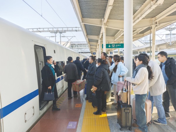 在南宁站,旅客有序上下车。 本报记者黄红锦 摄