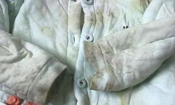 衣服太脏，别只会倒洗衣粉洗！撒上两颗“它”，衣服洁亮似新！