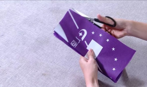 购物袋巧变收纳格，解救你凌乱的衣柜！