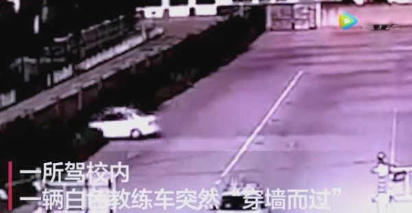 应试压力下的驾校生活与教练角色-有驾
