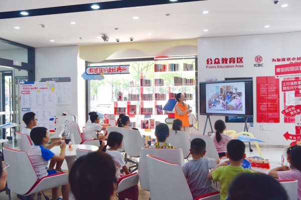 工行宁波兴宁支行开启“亲子阅读之旅”！营业大厅变身“公共文化客厅”