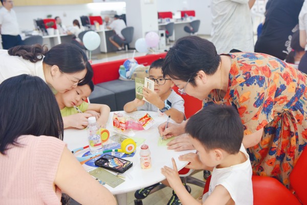 工行宁波兴宁支行开启“亲子阅读之旅”！营业大厅变身“公共文化客厅”