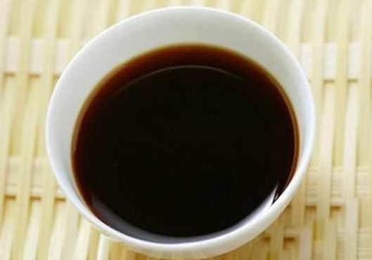 厨房灶台总是油腻腻怎么办？30年老保姆支一招，灶台焕然一新