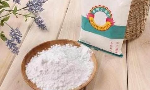 厨房灶台总是油腻腻怎么办？30年老保姆支一招，灶台焕然一新