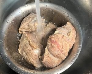 极简生活 当归清炖牛腱子(电饭锅1-2小时)的做法 步骤4