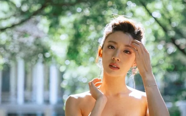 #万能生活指南#视后蔡思贝（Sisley）早前秘密为周星驰电影《少林女足》开工，消失幕前一段时间，忙到连社交平台都甚少更[图]
