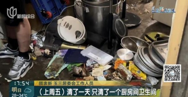 上海独居老人离世 众人攻坚垃圾山 清理易疗心难