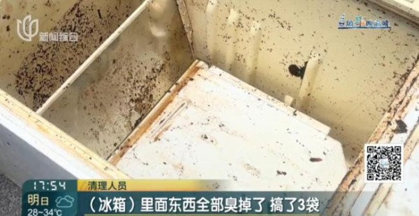 上海独居老人离世 众人攻坚垃圾山 清理易疗心难
