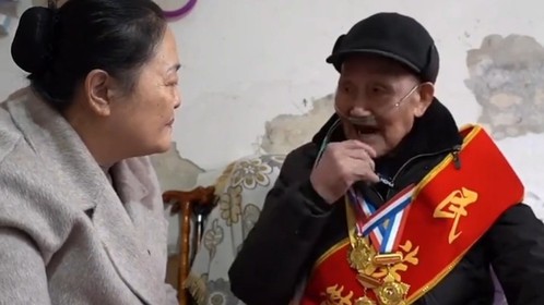 志愿者采访年近百岁抗战老兵:一个月收入有多少？
