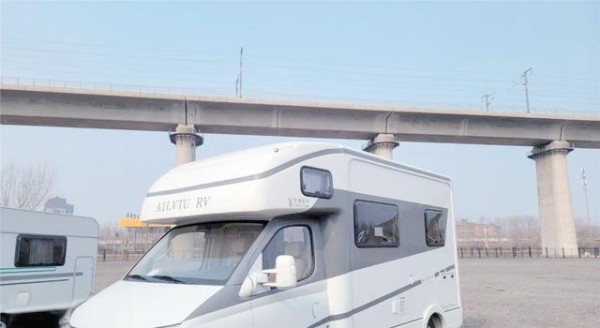 适合老两口的C型房车全方位体验：爱旅途自行式房车-有驾