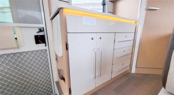 适合老两口的C型房车全方位体验：爱旅途自行式房车-有驾