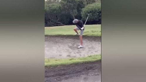 加拿大高尔夫球手麦克·鲍彻学菲尔·米克尔森打了个倒旋球，传说球还在滚呢