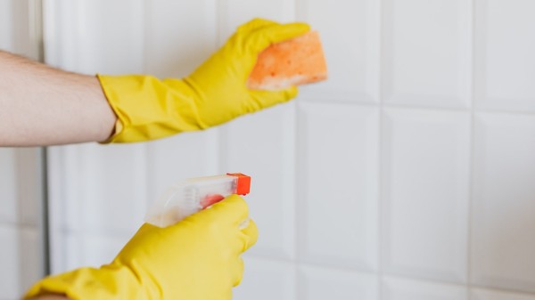 La forma más fácil de quitar silicona en azulejos-5
