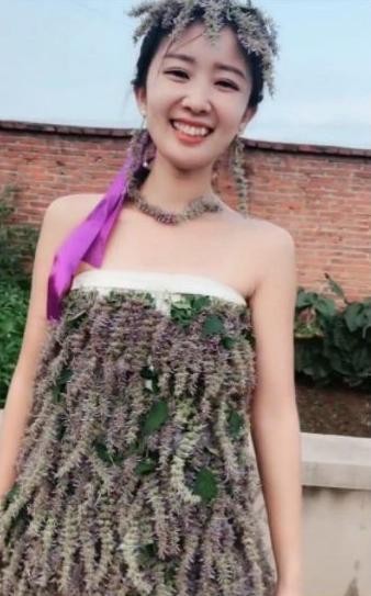 农村新娘没钱买婚纱，用狗尾巴草做了身“嫁衣”，网友：心灵手巧