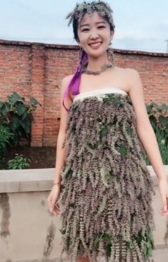 农村新娘没钱买婚纱，用狗尾巴草做了身“嫁衣”，网友：心灵手巧