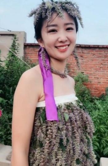 农村新娘没钱买婚纱，用狗尾巴草做了身“嫁衣”，网友：心灵手巧