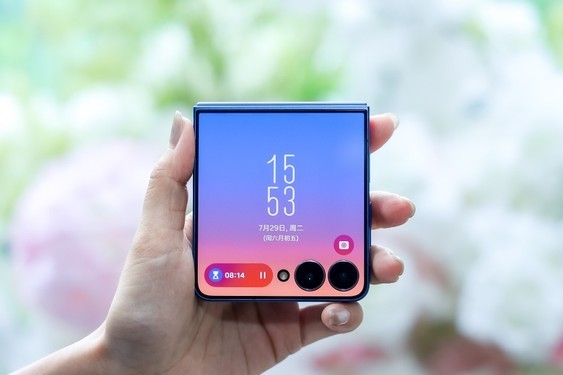 实时窗+即时简报+AI翻译 三星Galaxy Z Flip7助你轻松掌握出行节奏