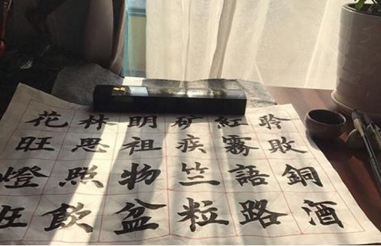 晒晒许亚军住的豪宅，厨房装了白色大橱柜，还给孩子做儿童娱乐区