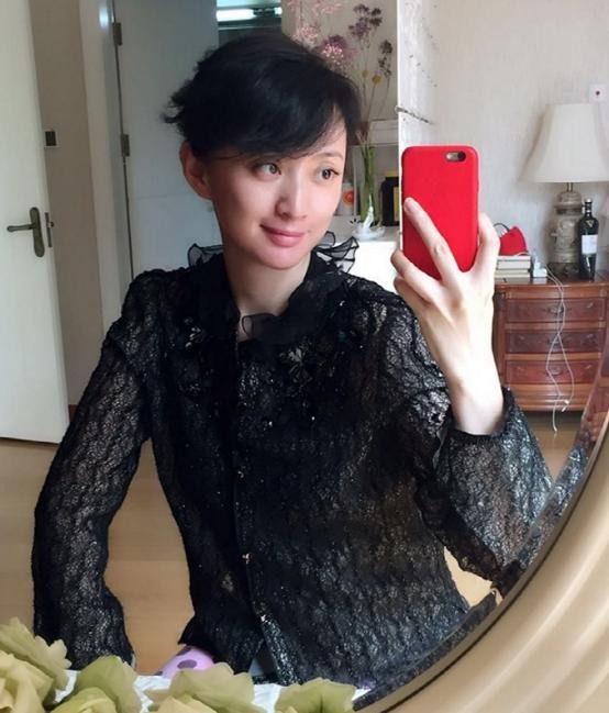 晒晒许亚军住的豪宅，厨房装了白色大橱柜，还给孩子做儿童娱乐区