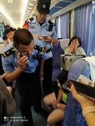 列车上演生命接力：旅客突发急病，列车长与“远程军师”合力守护生命安全