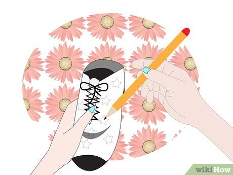 Step 4 用铅笔把图案画在鞋子上。