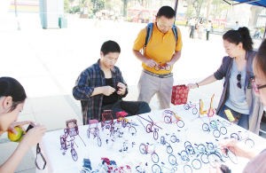 手工描绘的梳子、废旧铁丝做成的机器人、二手牛仔裤创作的粘贴画，各种DIY的小饰品……近日，“牛仔可乐”创意市集在南亚广场拉开帷幕，琳琅满目的低碳创意物品展示令人目不暇接。