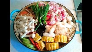 快手料理:泡菜牛肉蔬菜锅的做法 步骤1