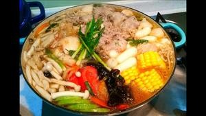 快手料理:泡菜牛肉蔬菜锅的做法 步骤2
