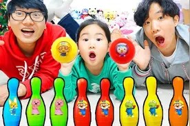 宝蓝和爸爸玩亲子保龄球玩具,最后还有真人版保龄球,太有趣了!视频封面