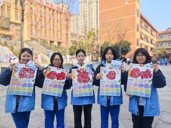 “岁岁年年——领取你的年历吧”活动中，同学们亲手绘制了各种各样的年历。