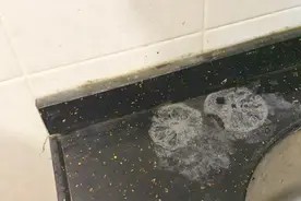 灶台霉斑总是洗不掉?教你1妙招,立马变得干净锃亮视频封面