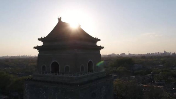在钟鼓楼下开设的“旧书新知”文化市集,让古籍旧书重新流通起来…