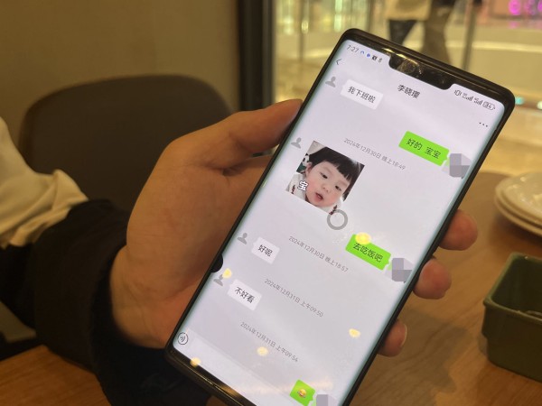 卢海东和以李晓璎之名的李梦婷对话。（苏有鹏/图）