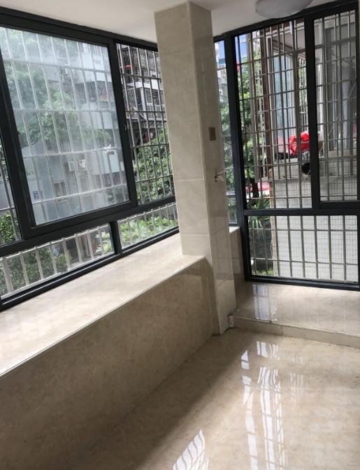 70㎡小复式装修，进门就是厨房，地板砖贴满了整个房间