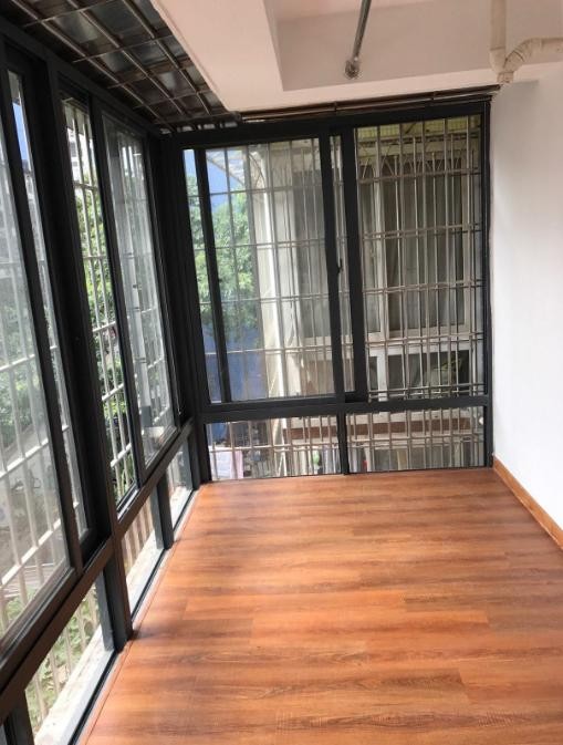 70㎡小复式装修，进门就是厨房，地板砖贴满了整个房间