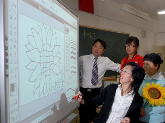 美术教师开展电子白板教研活动