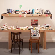 用毛线编织等手工制作的艺术作品解码现实