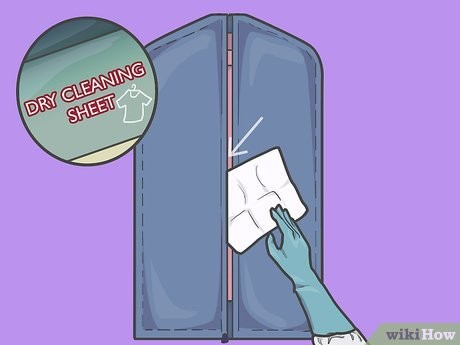 Step 2 完整地摊开干洗布,把它放入干洗袋里。