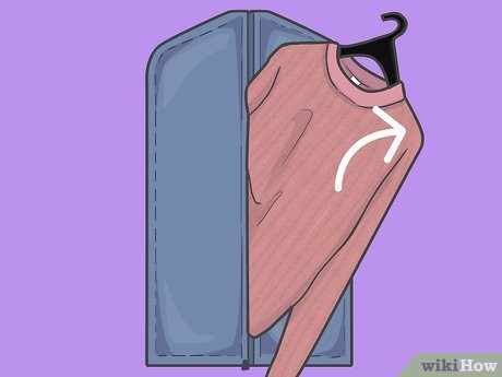 Step 4 取出干洗袋里的衣服,用衣架挂起来,让褶皱消失。