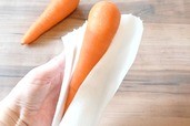 【野菜・肉の便利な冷凍保存術／にんじん】（冷蔵保存の場合）買ってきたら袋から出して洗い、水気を拭き取ります